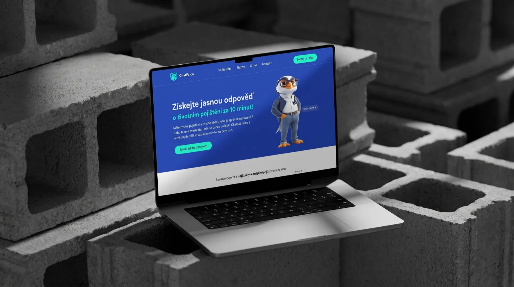 ChatFalco — webová stránka na notebooku