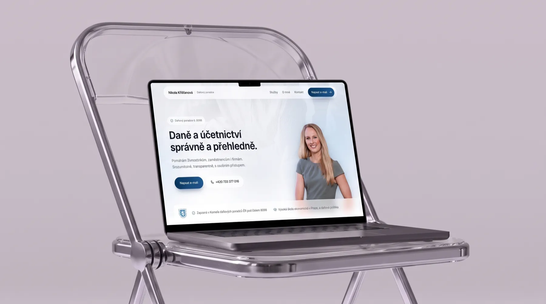 Web Nikoly Křišťanové — daňové poradenství, na notebooku